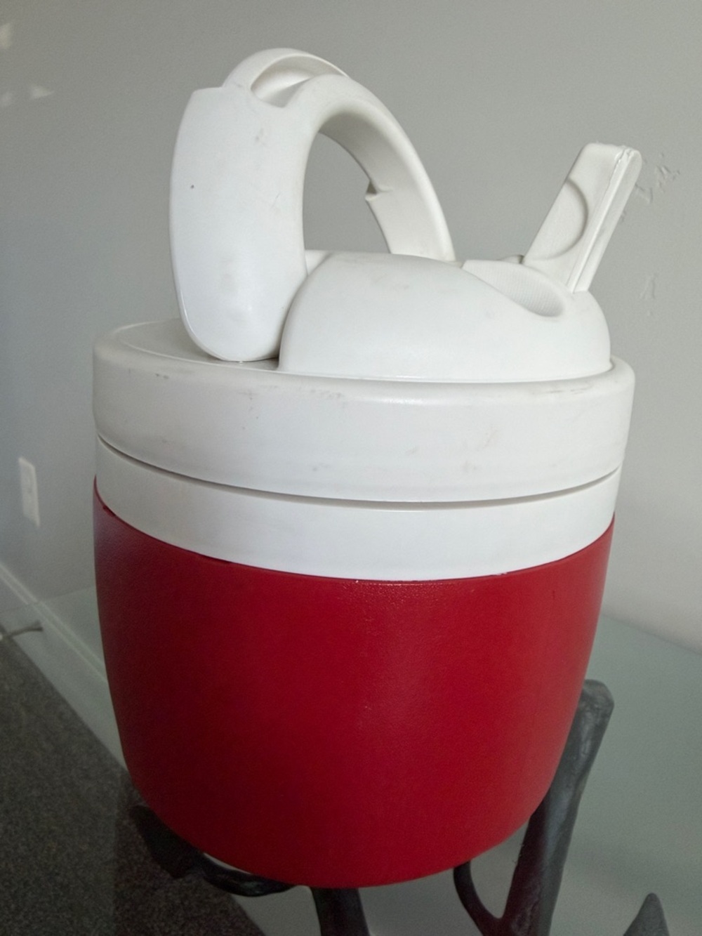Vintage Igloo Elite 1/2 Gallon Insulated Water Jug Red & White. Pre-Owned